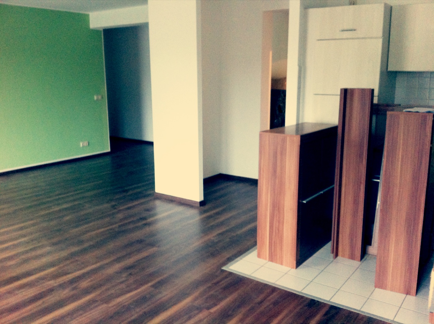Montierte Küchen- und Einbaumöbel in einem renovierten Raum